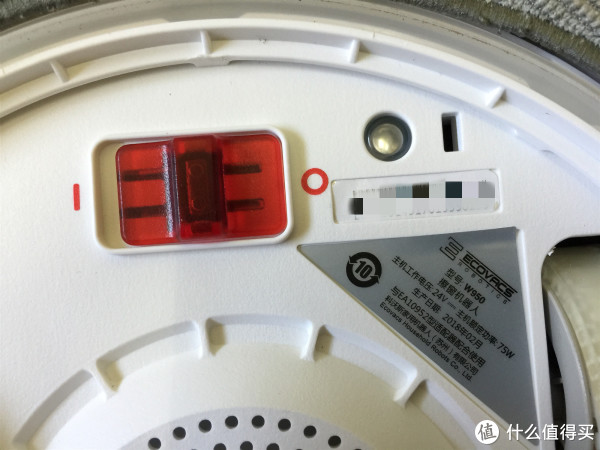 机器人底部图,有标识牌,红色部分是机器人开关