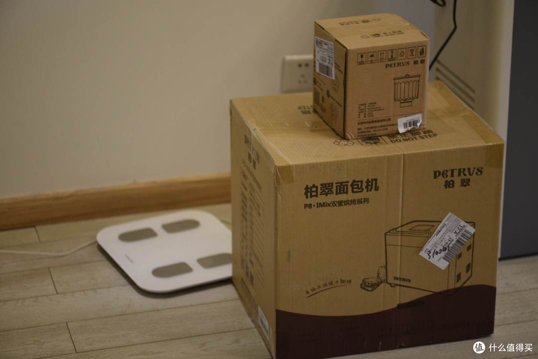 面包机个头不小，我现在厨房有烤箱、原汁机、低速榨汁机，再加上这个大家伙，空间要尴尬了，不用的时候只好收起来。