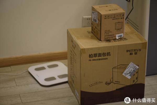 面包机个头不小，我现在厨房有烤箱、原汁机、低速榨汁机，再加上这个大家伙，空间要尴尬了，不用的时候只好收起来。