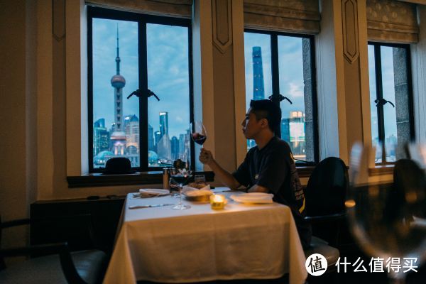 在上海和平饭店7000+的套房里看外滩是怎样一种体验？