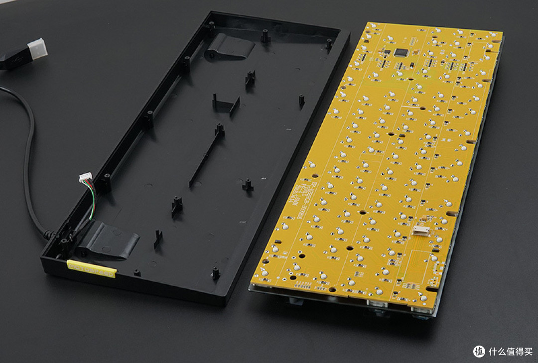 摩豹 MOTOSPEED K82 RGB背光机械键盘 拆解评测