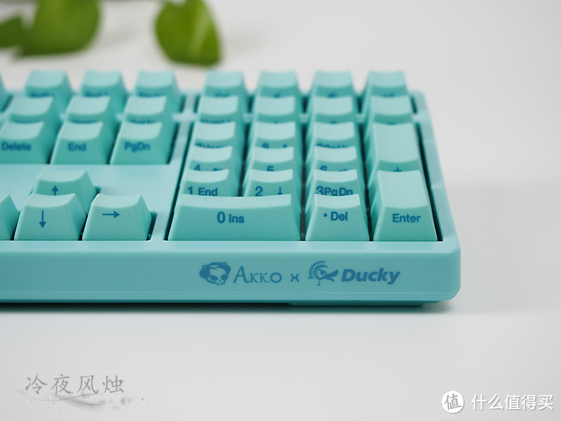 轻触 那一抹色彩—AKKO×DUCKY 薄荷青 键鼠套装 简评