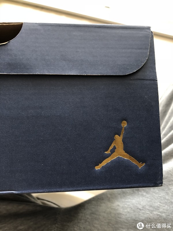 金色的飞人logo