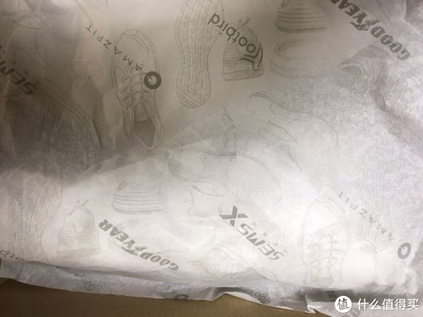 里面的一层纸，上面有他的商标各种标，能看到的就是华米的标志和固特异的标志还有双驰制造商的标志。