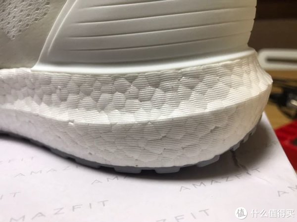 买这个鞋的理由就是因为爆米花底，摸了一下感觉不是很软，不知道是不是就是这个样子的，因为没有穿过阿迪的爆米花，毕竟年轻人第一双爆米花。