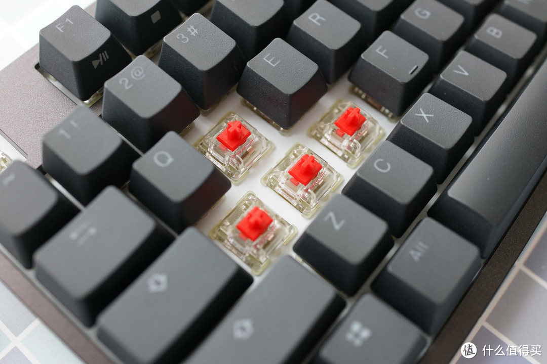 （Cherry MX RGB红轴特写）