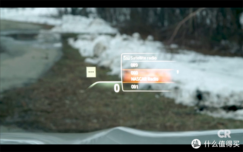 ▲ HUD除去提供基本的车速导航之外，还能显示多媒体信息。