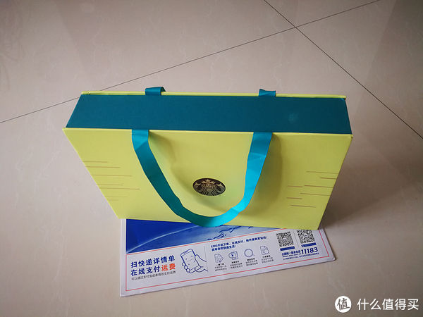 配色比较清新，草绿色纸盒，搭配蓝色缎带，颇有商务风格