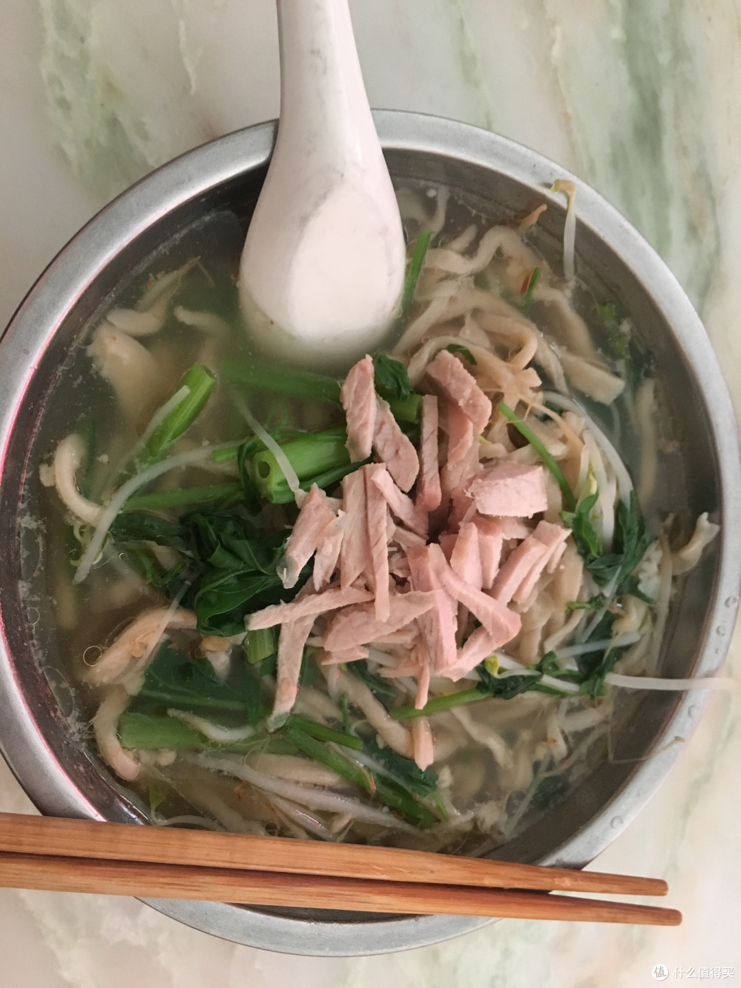 大碗椿臼面,上面是肉