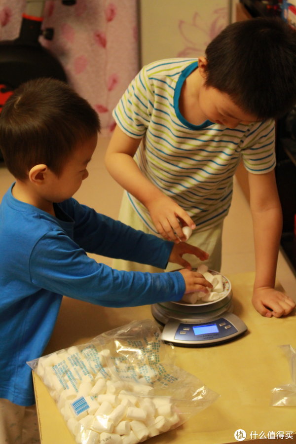 十一空闲做啥好?带着俩娃DIY制作手工牛轧糖