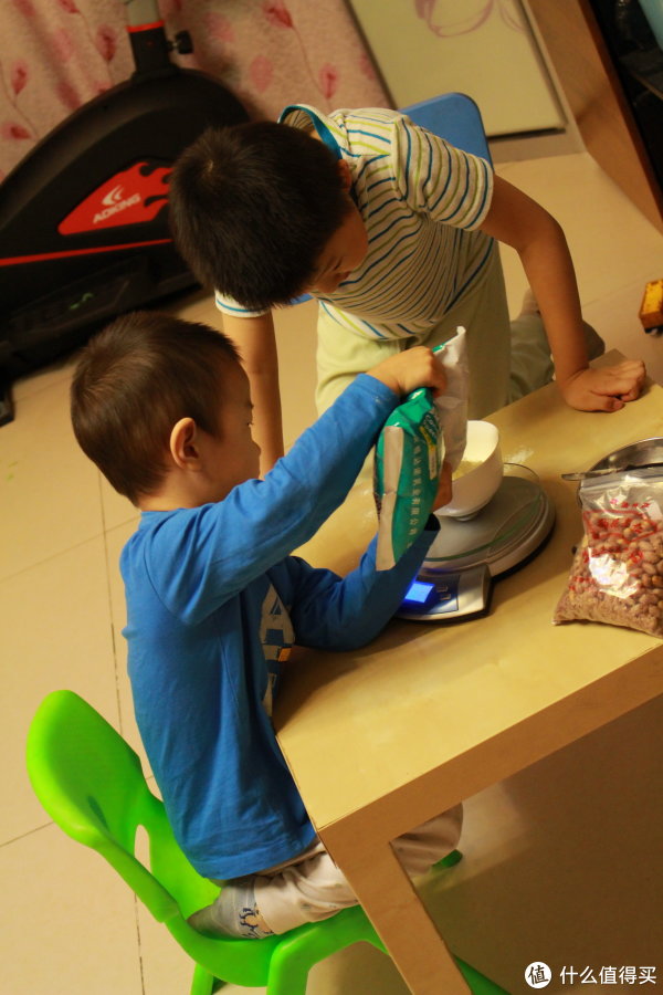 十一空闲做啥好?带着俩娃DIY制作手工牛轧糖