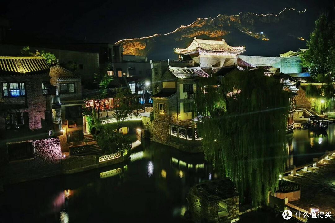 夜景,遠處亮燈為司馬臺長城