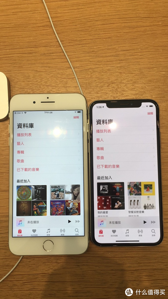 可以看到，音乐APP，XS可以多显示下方的图标，但是封面图比较窄，也小些