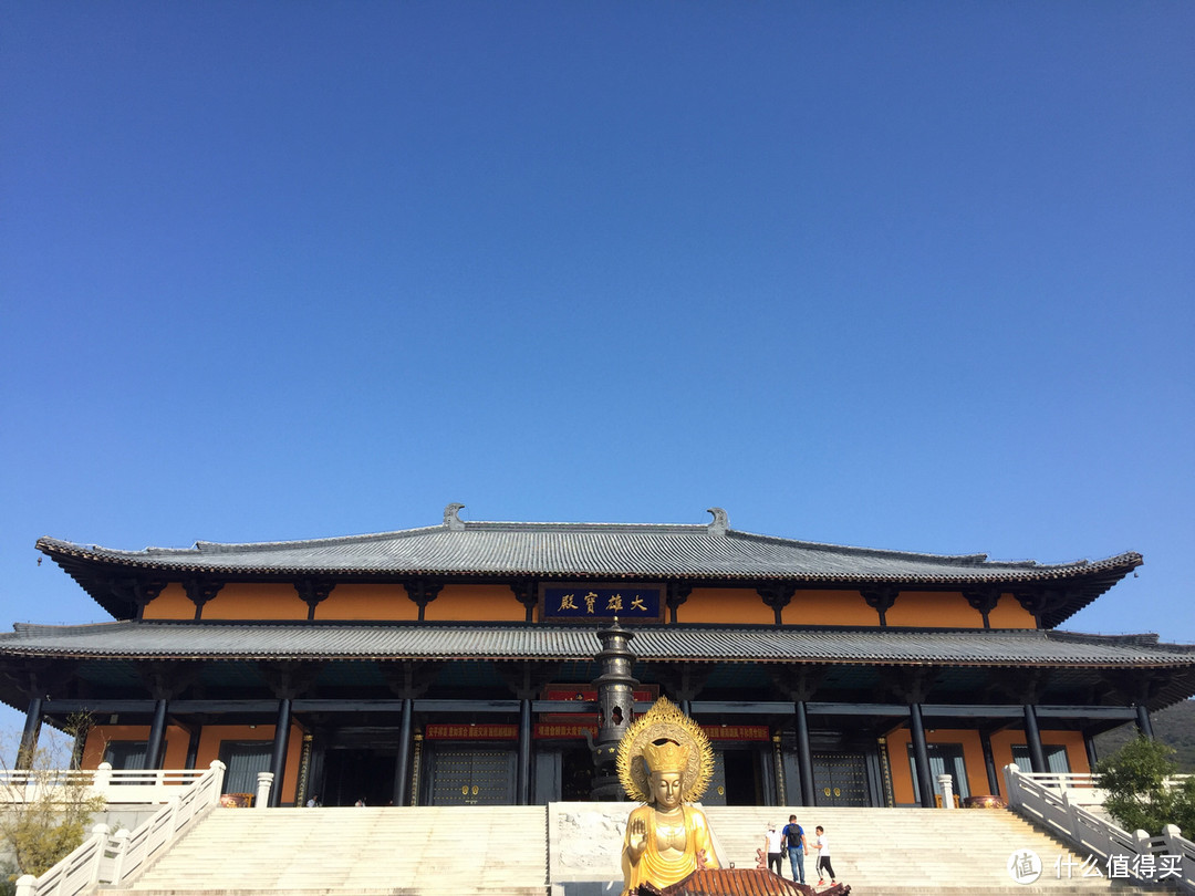 法起寺，又名法溪寺，亦名鹫峰寺，因取“佛法起源”之意而命名。寺院始建于汉代，如从“楚王崇佛”算起，迄今已有一千九百多年的历史。创建之初，西域康居国僧人在此翻译经典、弘法布道。东吴赤乌四年（公元241年），康居神僧会尊者（康僧会）来此挂锡，并留“饮泉留仙”石刻为记。康僧会成为法起寺历史上第一位过化高僧。