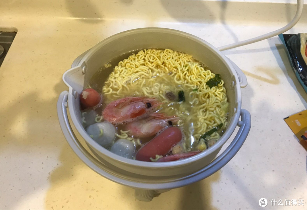 将面饼及配料放入其中 将面饼及配料放入其中