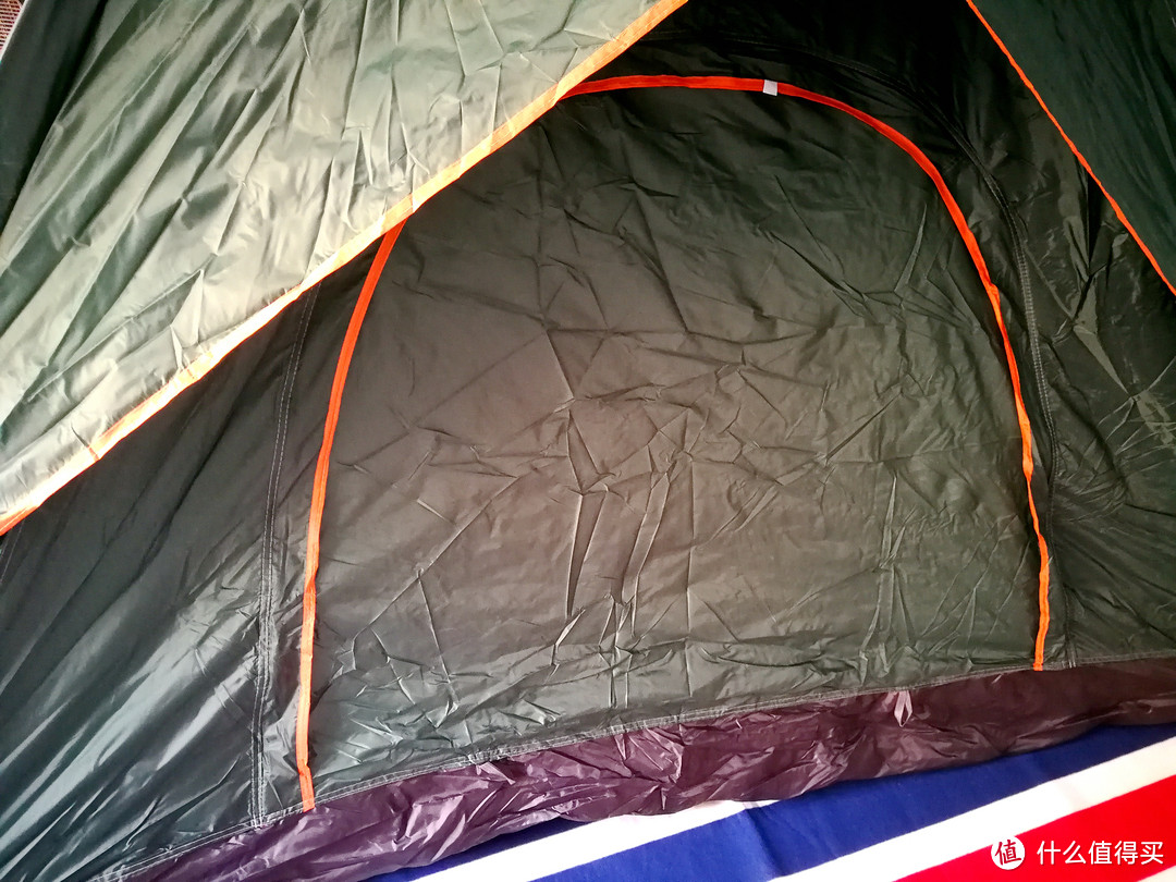 这帐篷相对的两边都有门