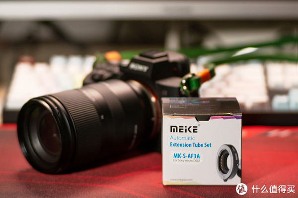 美科MEKE MK-S-AF3-A微单近摄微距转接环，开箱。（市面上常见没有触点的微距接环，适用于手动镜头。自动镜头不好用，调不了光圈。）这款美科接环有与机身通讯接口，可以控制自动镜头对焦、调节光圈大小。