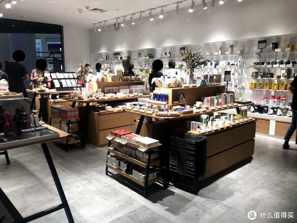  薅完线上薅线下 探店有腔调的“一条”实体店