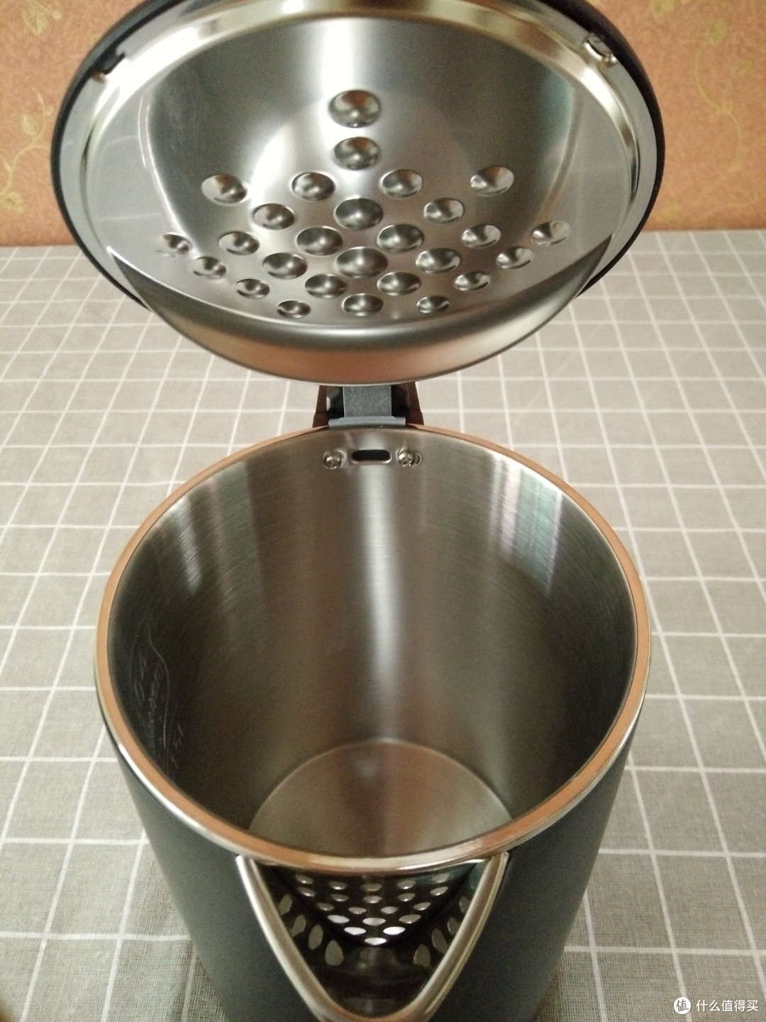 壶盖可开启45°-75°方便接水和倒水。壶盖上方还设计了凝水凸起，防治水器水珠溢散飞溅。壶嘴和设计了滤网，不知道可不可以用来煮火锅，嘎嘎。