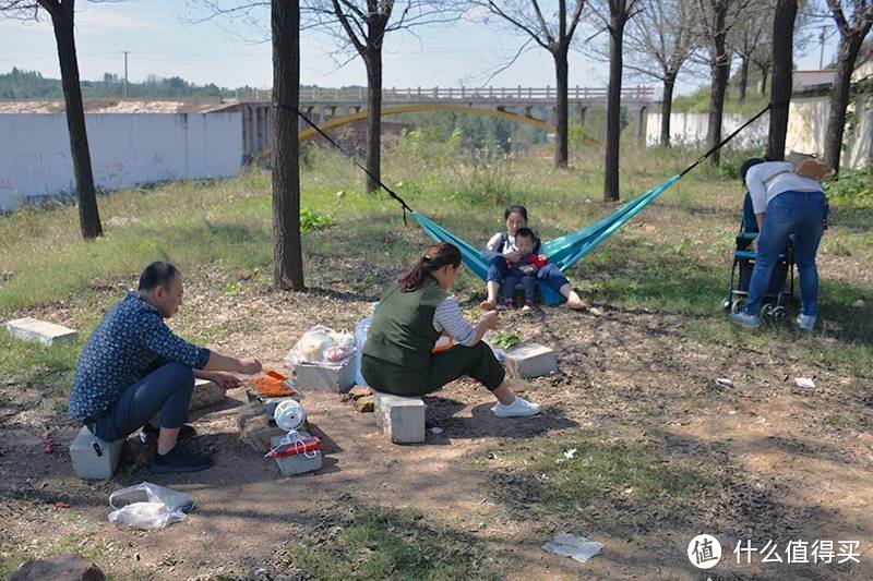 原来烧烤没那么麻烦，带上早风便携烧烤炉找个地就好