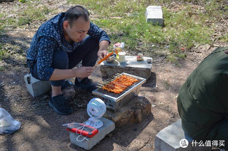 原来烧烤没那么麻烦，带上早风便携烧烤炉找个地就好