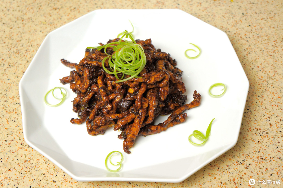 吃货的梦想是用肉来炒肉！我就这样做京酱肉丝，行不行？？
