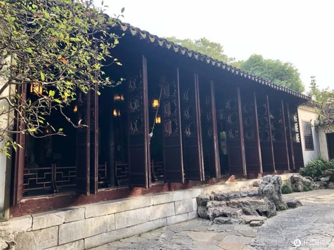 这扇门的台阶就是前面那块大石头