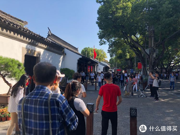 10点的留园大门,一大波游客正在前来