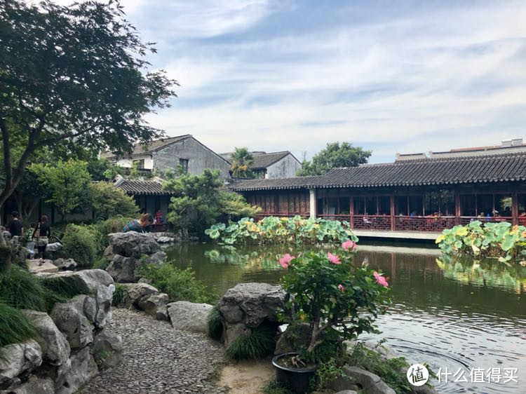 对面的屋子里都是阿公阿婆嗑瓜子,喝茶水聊天的地方