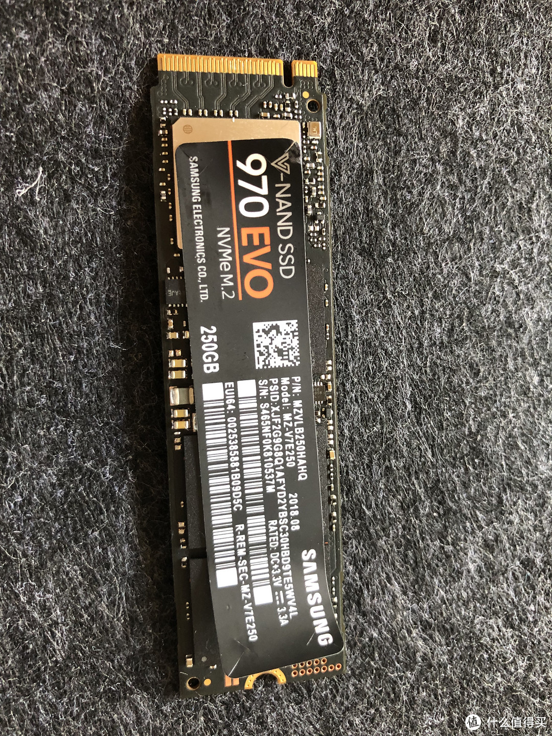 这里是970EVO的正面，贴纸使用吹风机大法加热后撕除。