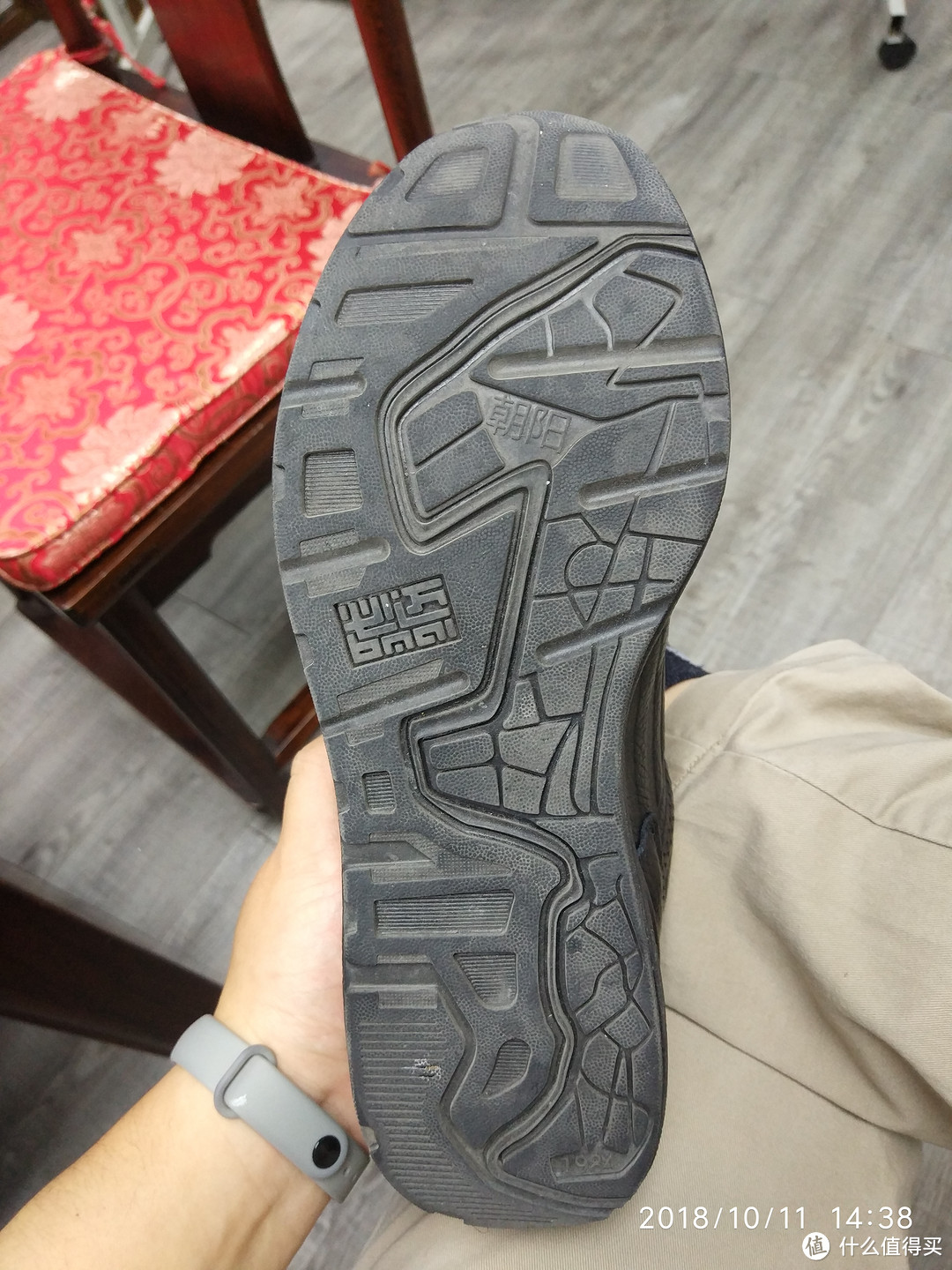 这个鞋底的花纹和京东上的不一样。看图对比下。