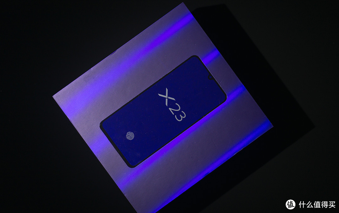 水滴屏+升降式前摄，自带15mm广角AI逆光拍照的Vivo X23