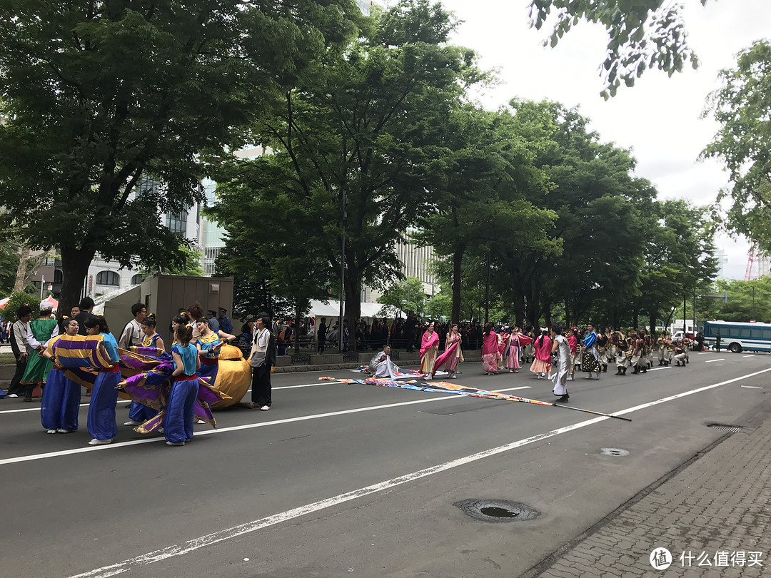 路上又看见了穿民族服饰的队伍，看来今天是什么活动日吧，这样的队伍一片一片的。