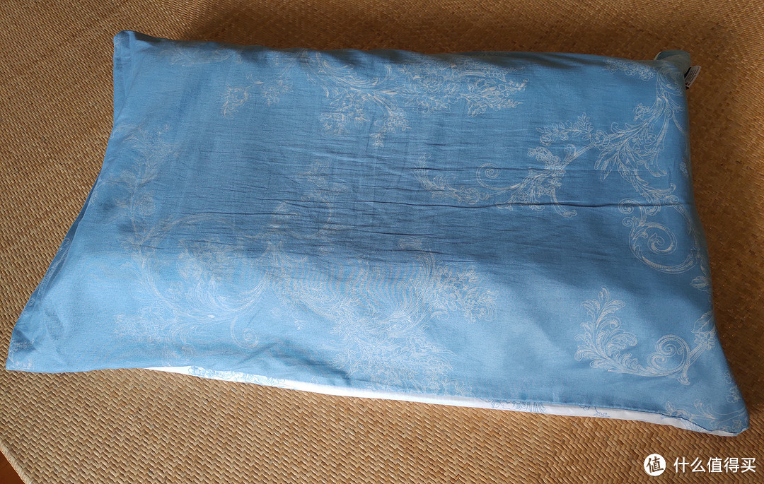 这款充满乡土风情的枕套就是泰国购回的Royal Latex乳胶枕附送的，床垫套同款花色。材质为纯棉，相比京造的外枕套要薄很多，但蓝色要耐脏一点。