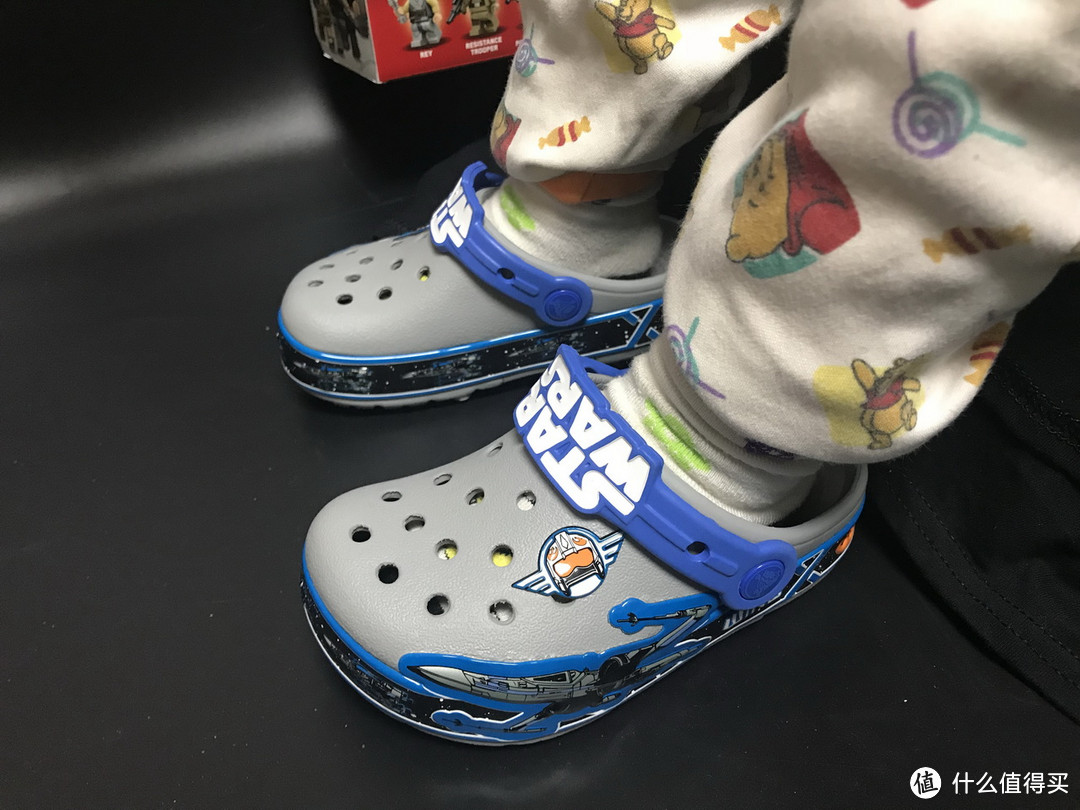 小星战迷的装备：Crocs 卡骆驰 星球大战  X-Wing 可发光童鞋