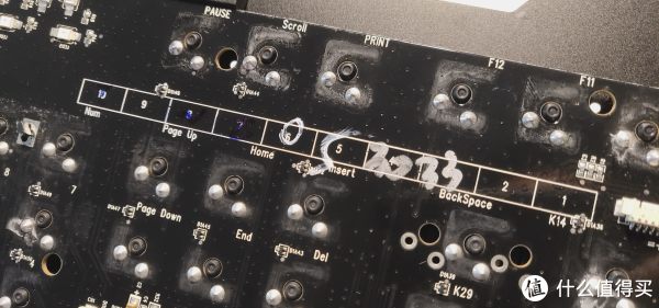 ▲▲▲PCB板阉割了背光孔，这直接堵死了玩家自己加灯的希望，除非你自己换PCB板了，从焊点上来看，做工还是非常不错的，大小均匀，应该不会存在虚焊的情况