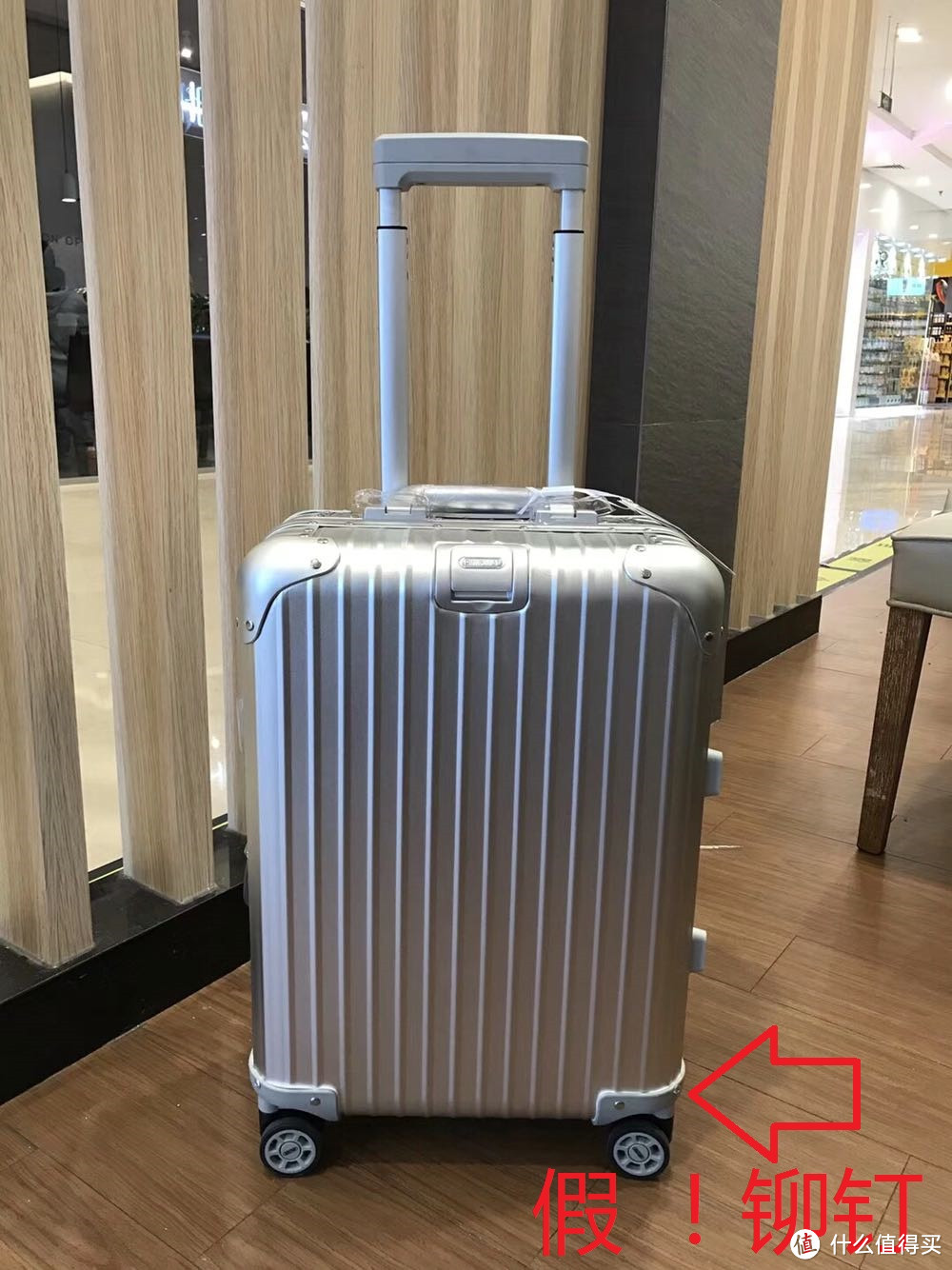 LV、Rimowa、新秀丽对决：谁是最好的登机拉杆行李箱？