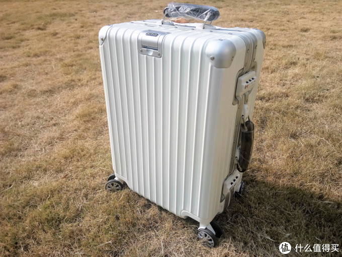 价格亲民,颜值在线:网易严选20寸铝框登机行李箱