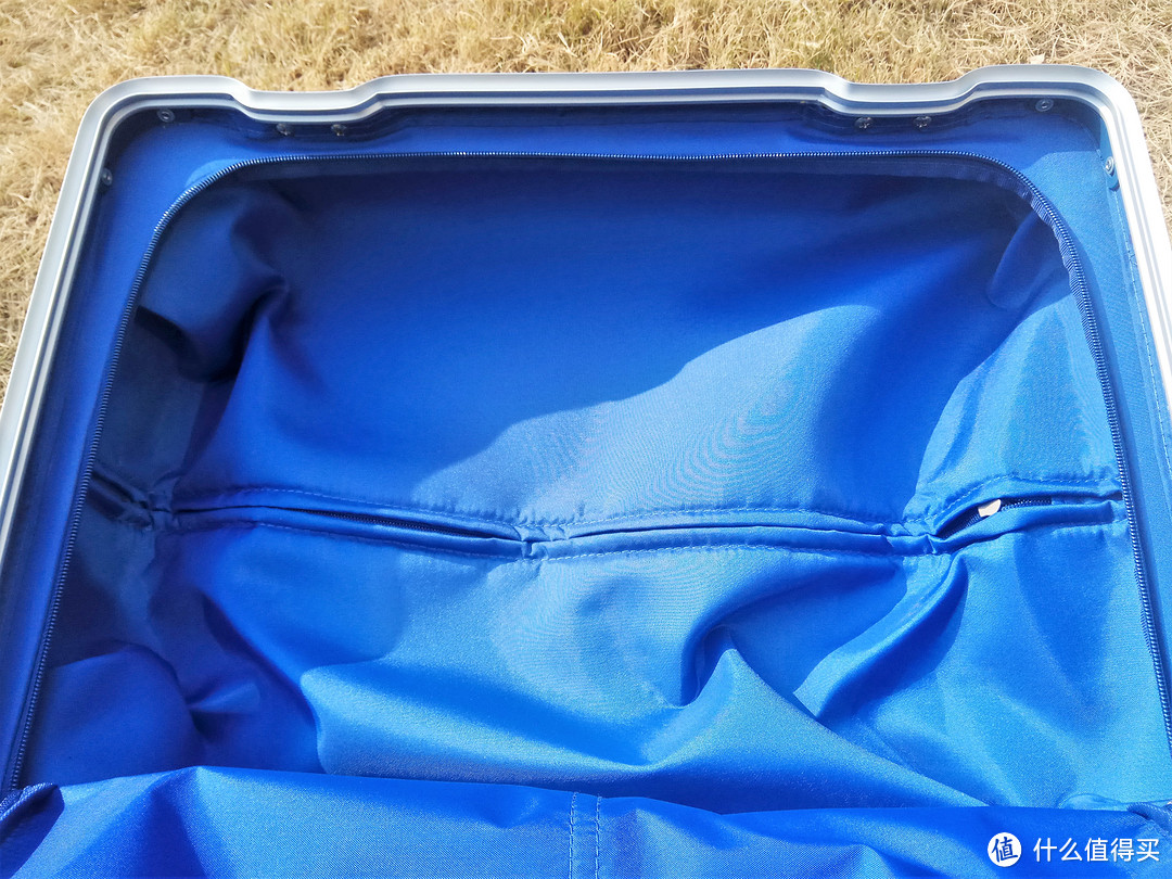 价格亲民，颜值在线：网易严选20寸铝框登机行李箱