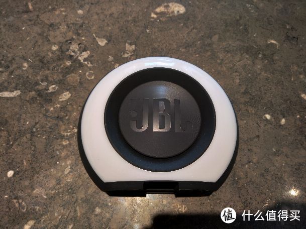 饱满圆润的卧室伴侣—JBL HORIZON闹铃音箱