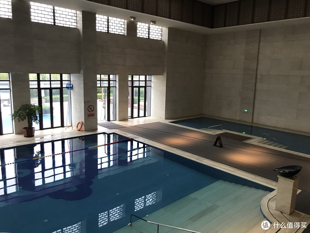 ⬆️室内泳池两个，一个大概25*15米（目测），深可能1.6米；另外一个15*5米左右，比较浅