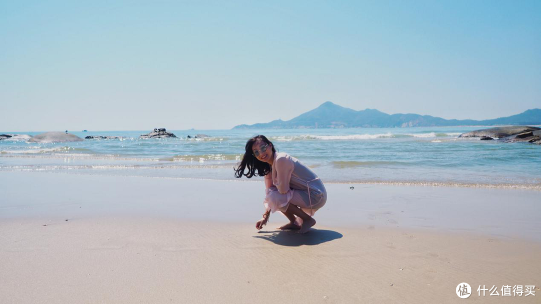 雯雯老师在沙滩上认真的捡贝壳