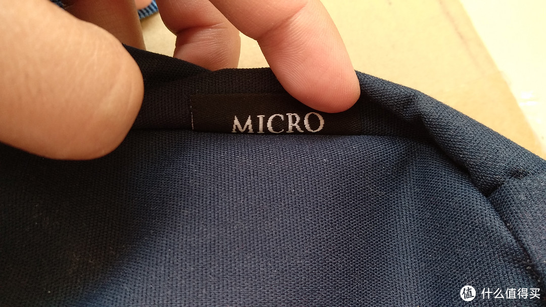 有一个小标签，标注有产品具体型号，其中一面写着MICRO