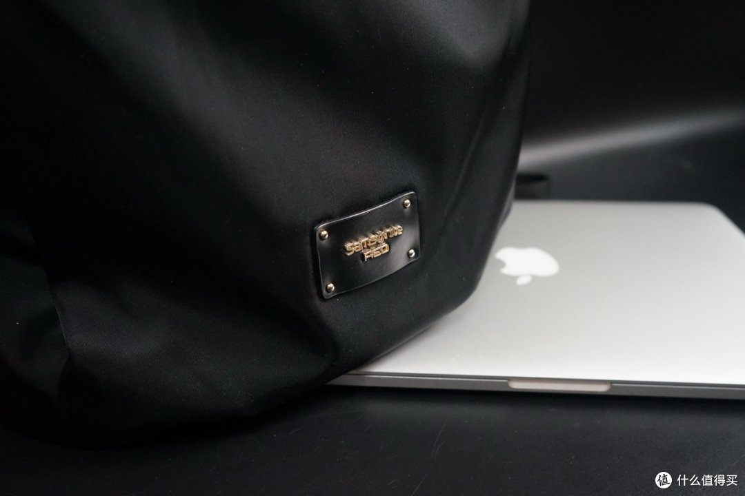小巧但能装的电脑包:Samsonite Red 新秀丽 韩版13英寸防泼水 双肩背包 AL0