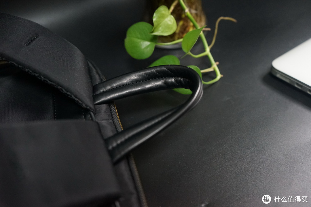 小巧但能装的电脑包:Samsonite Red 新秀丽 韩版13英寸防泼水 双肩背包 AL0