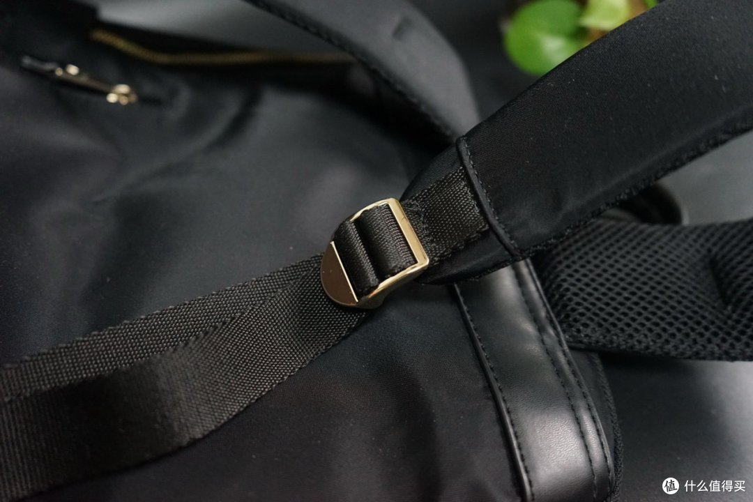 小巧但能装的电脑包:Samsonite Red 新秀丽 韩版13英寸防泼水 双肩背包 AL0