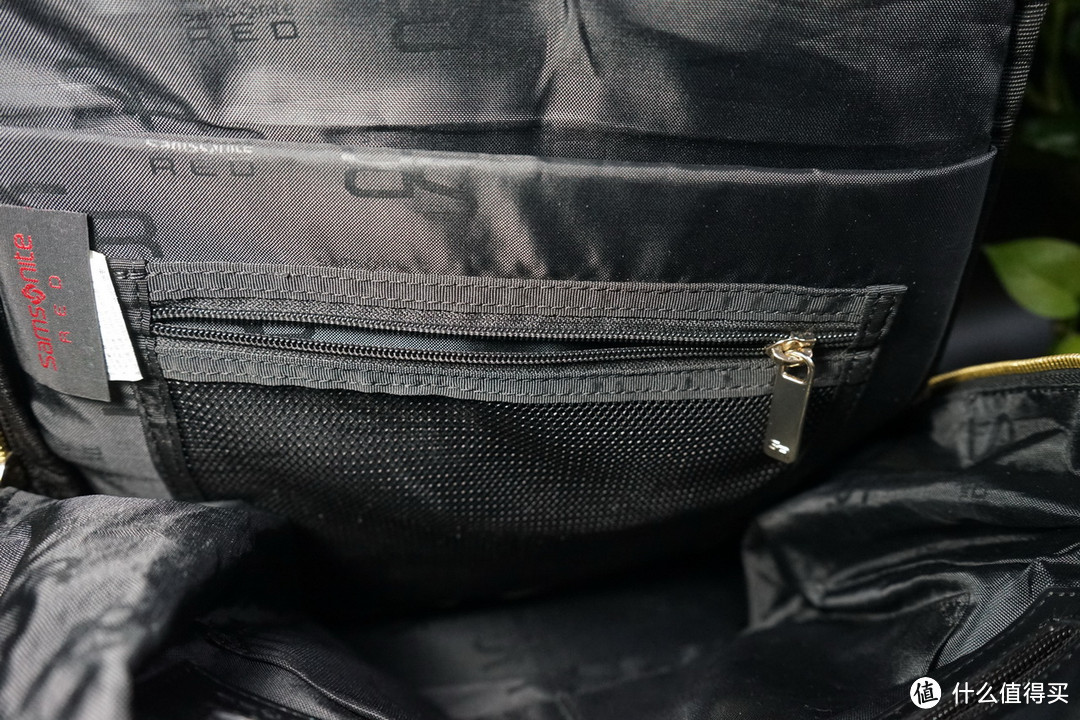 小巧但能装的电脑包:Samsonite Red 新秀丽 韩版13英寸防泼水 双肩背包 AL0