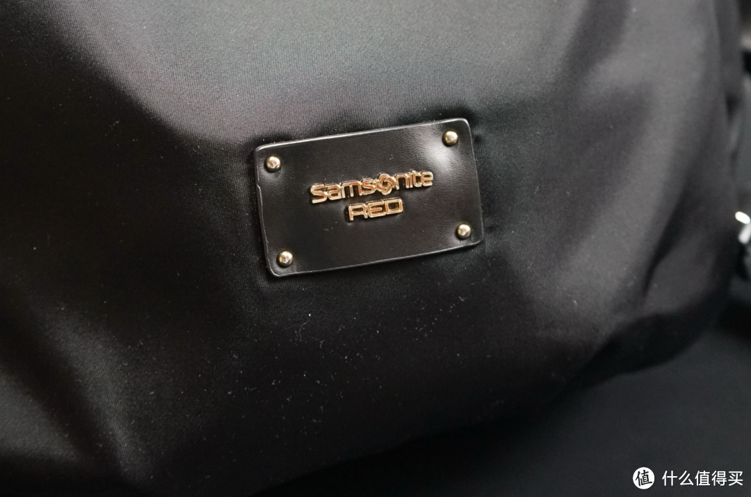 小巧但能装的电脑包:Samsonite Red 新秀丽 韩版13英寸防泼水 双肩背包 AL0