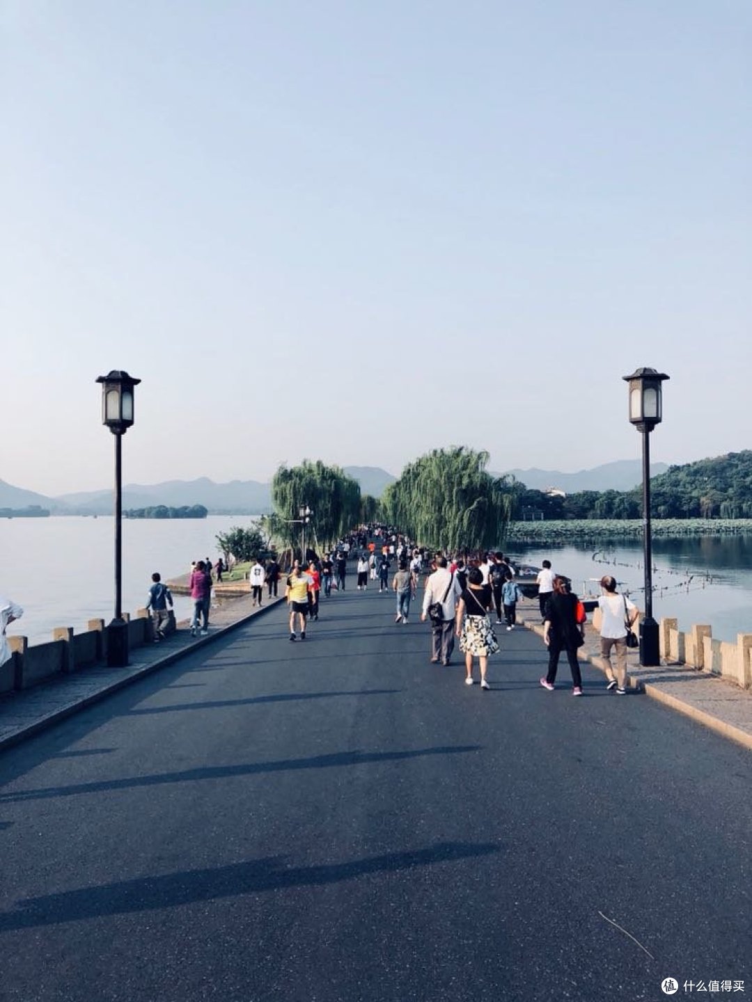 早上的7点多,人也不少了