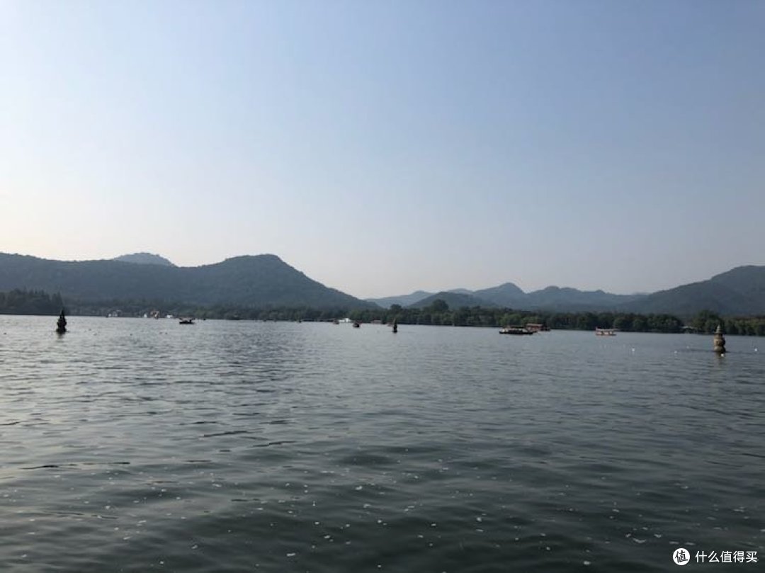 三潭印月,左中右三个石塔